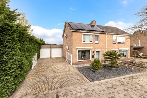 Foto - Te koop: Ruime 2-onder-1-kapwoning met dubbele garage, eigen oprit en fijne tuin